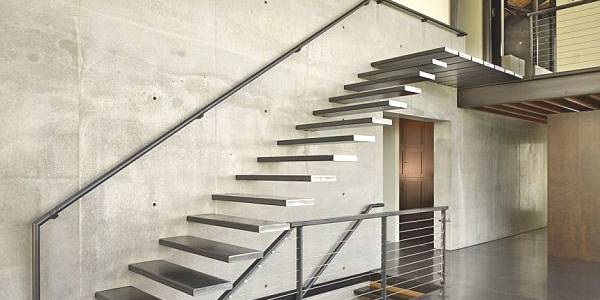 metalen zwevende trap